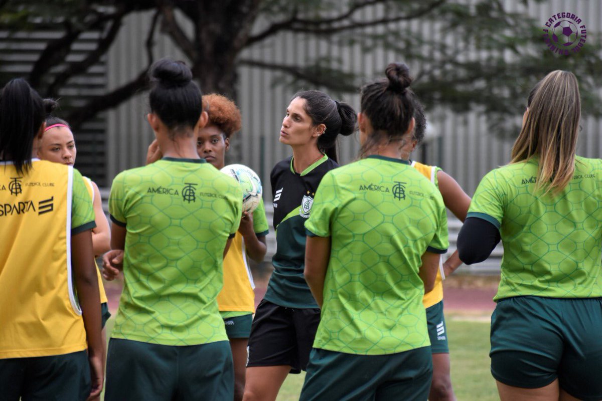 catfutfeminino's tweet photo. Quem segue treinando pra estrear na A2, no próximo sábado (21), sem saber contra quem, é o @AmericaMG.
••• https://t.co/yzMPuNZ8fx