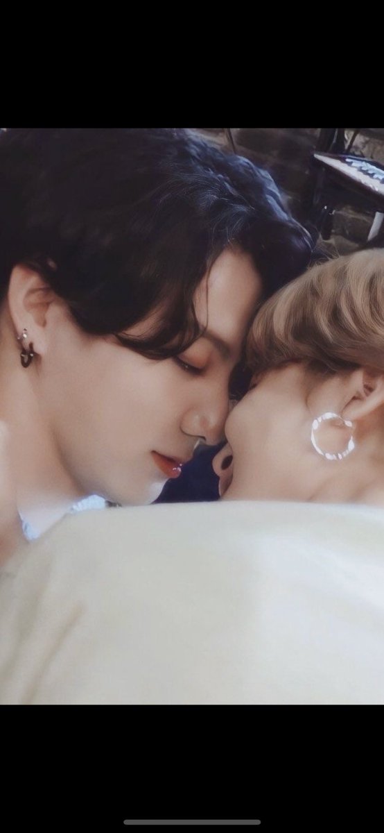kmgoogiemimi_'s tweet photo. #JIKOOK - a long thread where jikook like to get very close to each other’s faces and seemingly looking like they are about to kiss 👨🏻‍❤️‍💋‍👨🏻 https://t.co/MydN3WnWIS