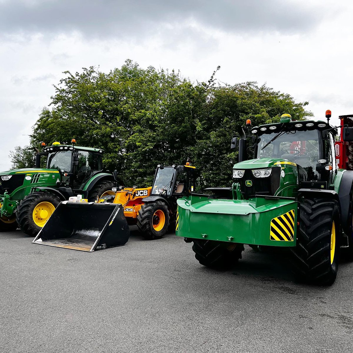 Great outing to a local school to discuss farming, food production, wildlife &amp; big shiny tractors! The children were fascinated to learn all about what goes on in the fields that they can see from the playground 🚜 🌾