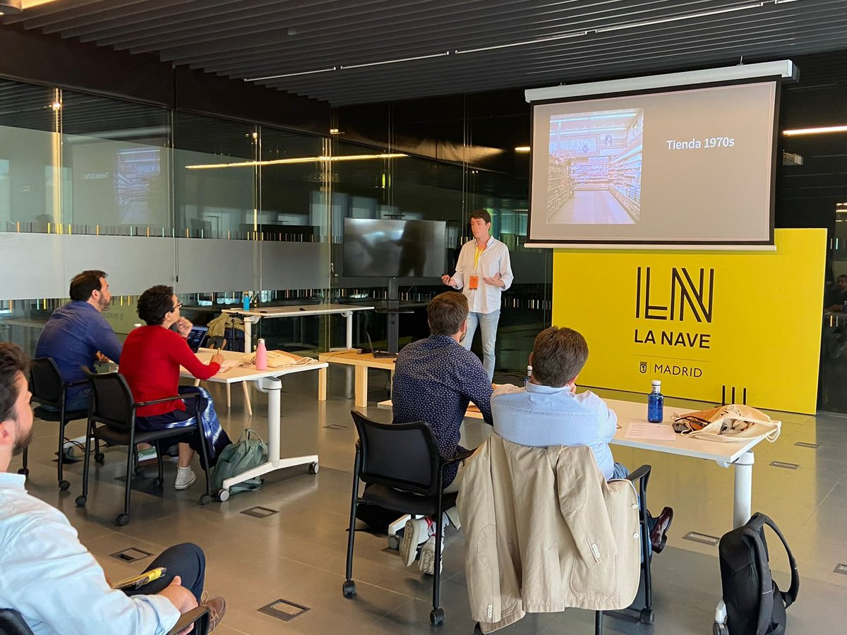 LaNaveMadrid's tweet photo. 🗣️ "¿Por qué en los últimos 50 años las tiendas físicas siguen siendo prácticamente iguales?"

Turno de @ghop_ES y sus tiendas inteligentes pioneras en España. 📱🛒Tiendas modulares, abiertas 24h, que te hace sentir "como en la despensa de tu casa". https://t.co/UN9ViDcolr