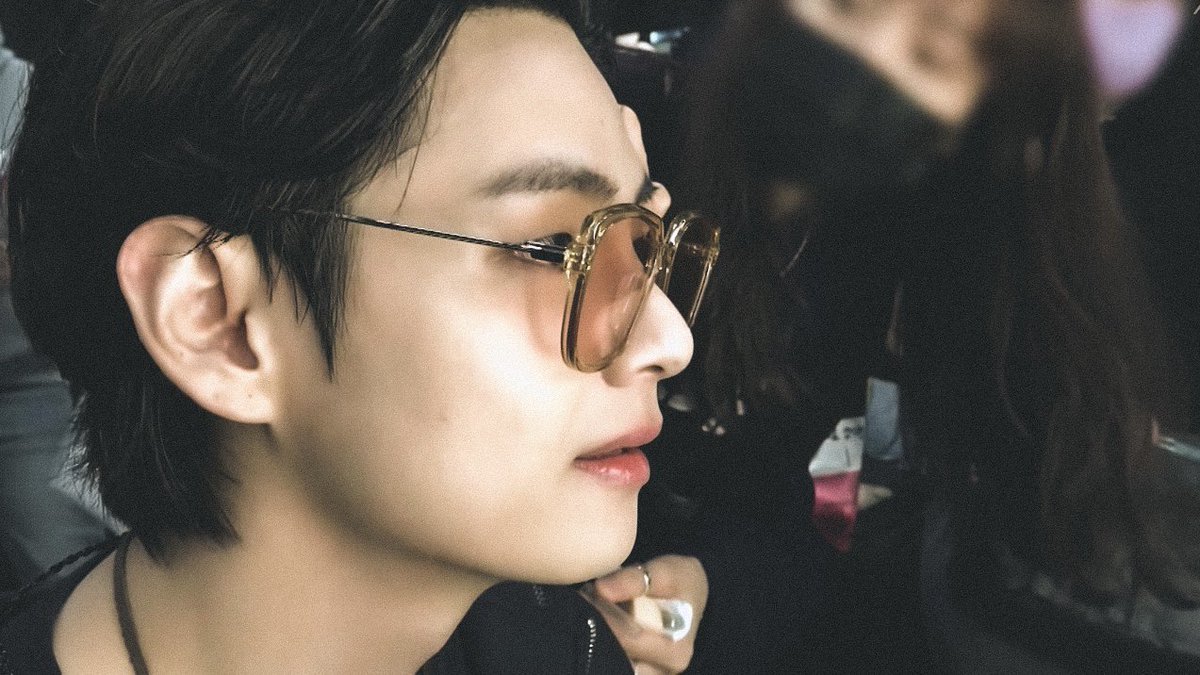 taeteland's tweet photo. he’s so handsome 📸 https://t.co/XFV8LwOGaJ