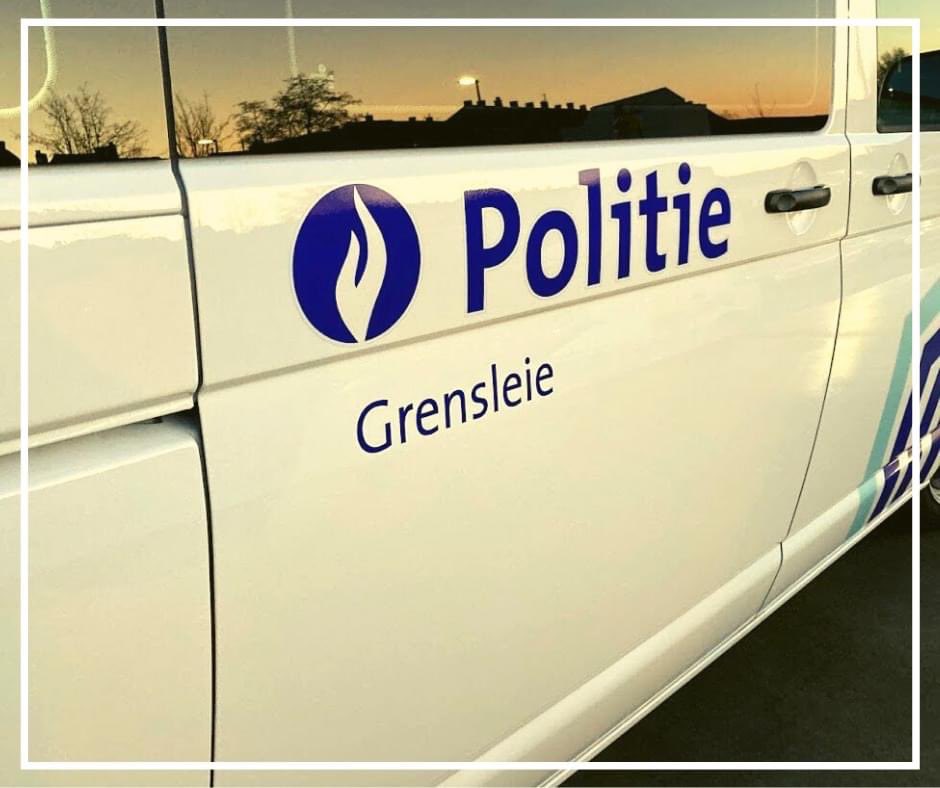 🤝 #Teamwork interventie | verkeer | flex. 
Nadat een 🛵bestuurder het bevel van een 👮‍♂️ negeerde, werd gisteren een achtervolging ingezet in #Wevelgem. 
Tijdens de achtervolging werd versterking gevraagd <a href="/PZArroIeper/">Politiezone Arro Ieper</a>.
👏Iedereen bleef ongedeerd en werd de bestuurder gevat .