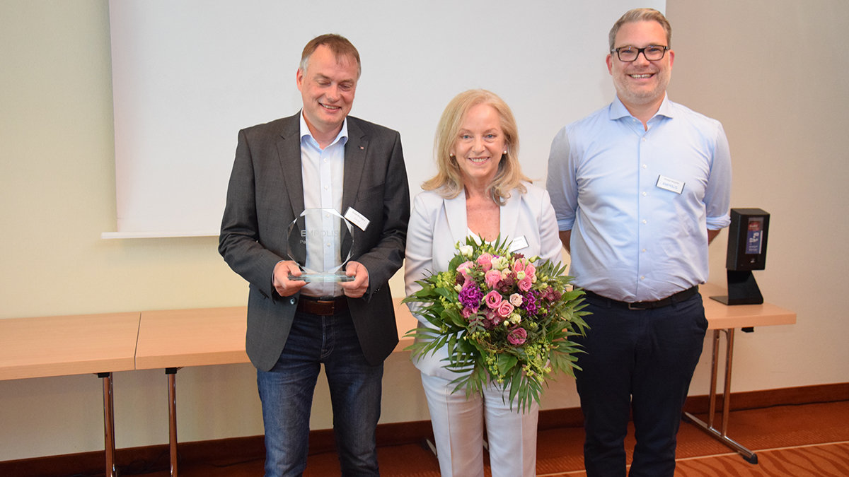 EmpolisSoftware's tweet photo. Unser Partner Award 2022 geht an T3!
Als Partner bündeln Empolis und T3 ihre Expertise, um Informationen für das industrielle Internet und digitale Information Services nutzbar zu machen. Und das kommt auch beim Kunden an: "Empolis Service Express ist einfach geil!" https://t.co/BOF4Um5lcF