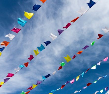 MonmouthshireCC's tweet photo. Cynllunio parti? Mae penwythnos y jiwbilî yn mynd i fod yn amser i ddathlu, ond peidiwch â rhyddhau balwnau na llusernau Tsieineaidd, sy'n niweidiol i fywyd gwyllt. Yn lle hynny beth am wneud baneri lliwgar o ffabrig wedi'i ailgylchu? #DimPlastig #ArgyfwngHinsawdd https://t.co/022AHy0w8Z