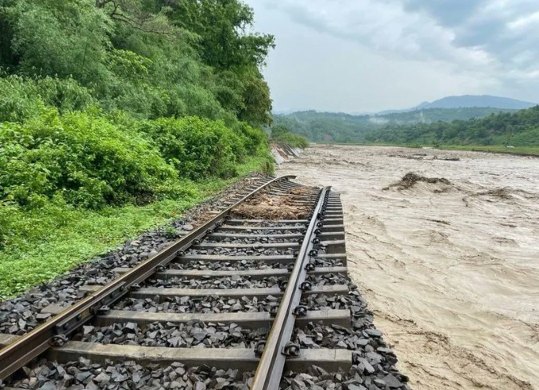 v1kas__'s tweet photo. Dima Hasao is witnessing new levels of ecological and environmental destruction,as unabated plunder of natural resources,unscientifically taken projects in the name of development wreak havoc on nature led to greater loss of life &amp; properties
#DimaHasao #AssamFloods2022 #haflong https://t.co/tGES7Nr2c4
