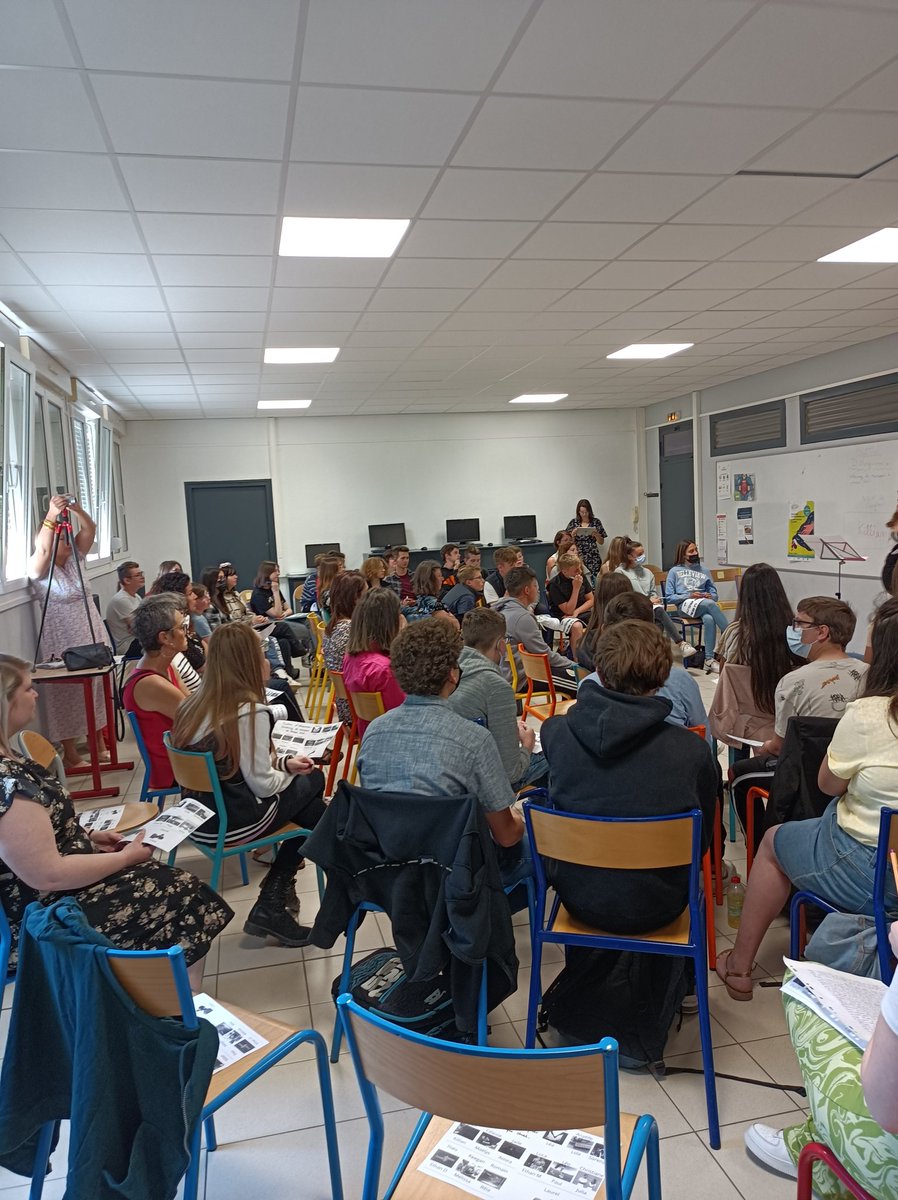 Aujourd'hui au <a href="/clgBouligny/">Collège de Bouligny</a> battle d'éloquence des 3eme1 #eloquence félicitations à nos élèves qui ont été excellent et à leurs enseignants <a href="/CDI_bouligny/">C.D.I collège de Bouligny</a> <a href="/Classe_Denis/">Sabrina Denis</a> <a href="/AS_clgBouligny/">AS BOULIGNY 🦊</a>