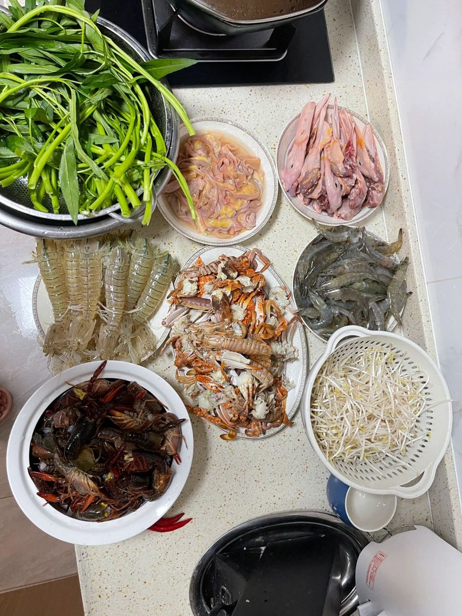 Limin229's tweet photo. A meal made at a neighbor's house lol https://t.co/F1UwlyfG5X