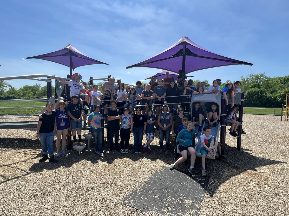 MrsH_SPED's tweet photo. Congratulations to our 5th grade class! So proud of you guys! Go rock 6th grade! #MiddieRising #AmandaMustangs https://t.co/yBha07CPJh