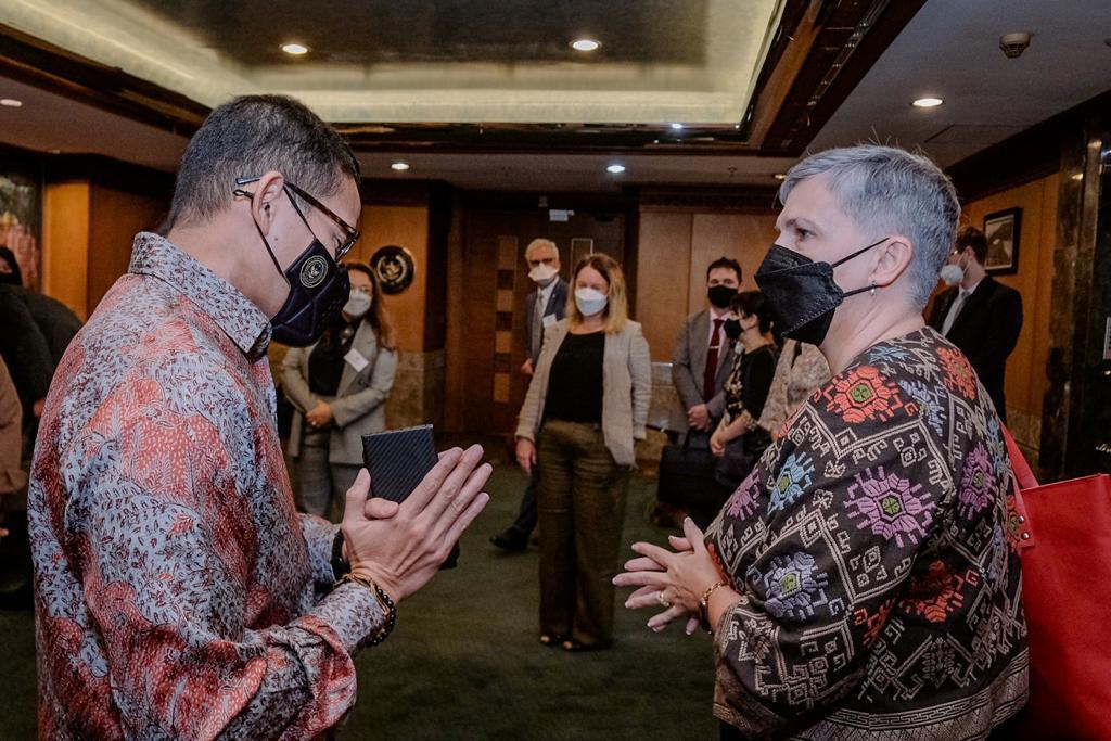 Terima kasih Mas Menteri <a href="/sandiuno/">Sandiaga Salahuddin Uno</a> atas waktunya hari ini bertemu dengan anggota Dewan Lembaga 🇦🇺🇮🇩. AII telah bekerja keras untuk mendukung hubungan antarwarga selama pandemi. Dengan kembalinya ✈️, kami menantikan peluang baru untuk kolaborasi di bidang ekonomi kreatif.