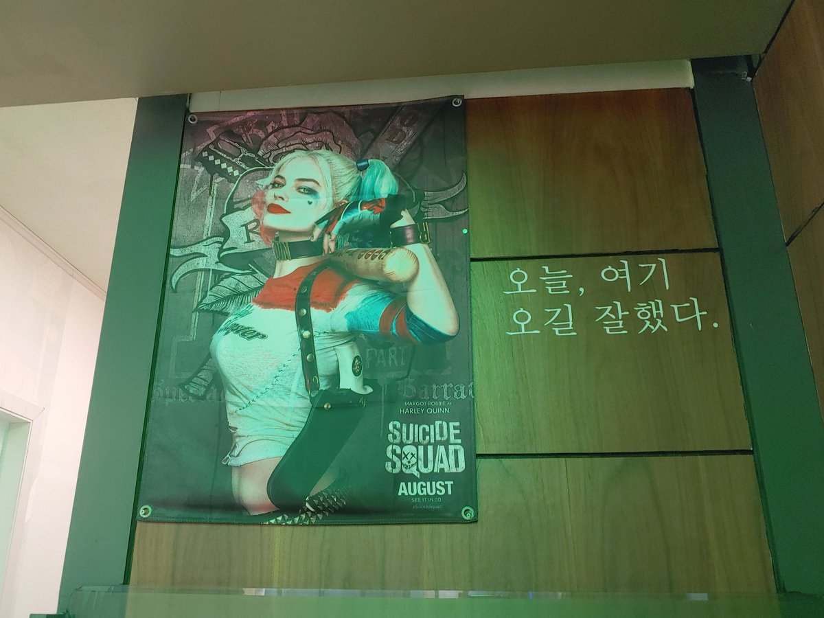 wonjusaneun's tweet photo. 오늘도 남자(형)과 소주한잔
여기는 가끔 오는 조그만한 소주방 ㅎ
오늘 얼마나 마시려나 겁나 외로운데....
저아가씨 이쁘네 이거참 https://t.co/NYJ1BfehR8