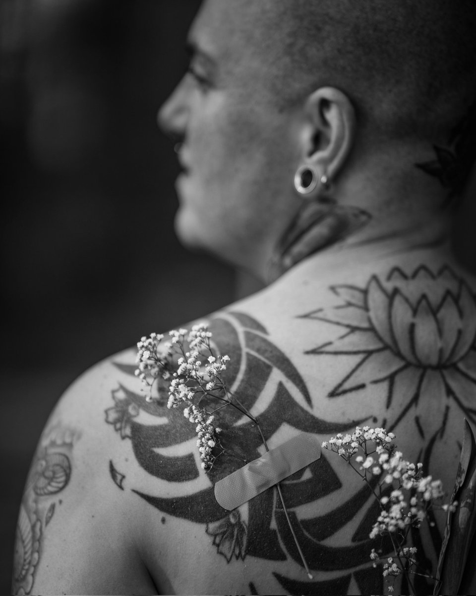 NicoleGrotheer's tweet photo. Flowers
📸 Franzi 

#blackandwhitephoto #blackandwhite #portrait #portraitphotography #tattooedmodels #tattoos https://t.co/4hJNaOkZXX