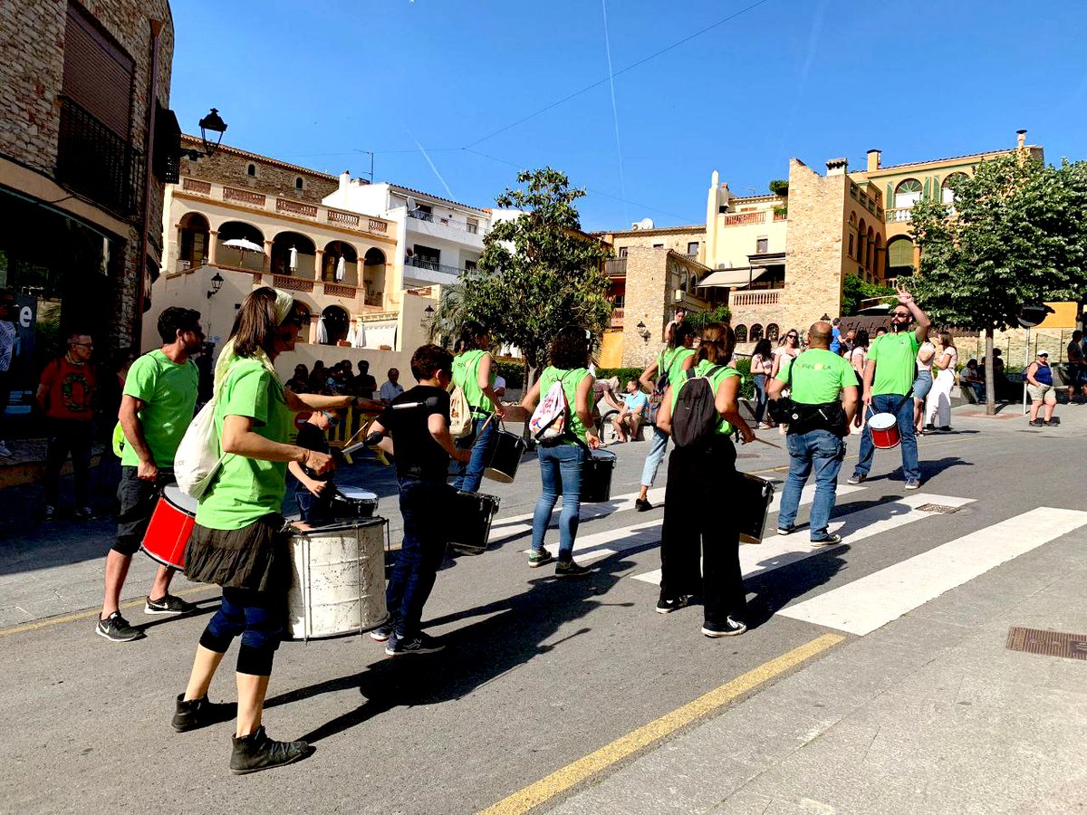 AFAXirinacs's tweet photo. Avui fa una setmana que la batucada de l'AFA, Xirinola, se'n va anar de bolo a Begur amb la #SolRetronada, organitzada per @SolRePercussió.
Aquí podeu llegir la crònica de la jornada: https://t.co/TlnEj4CS5t https://t.co/lOiYwuaVM1