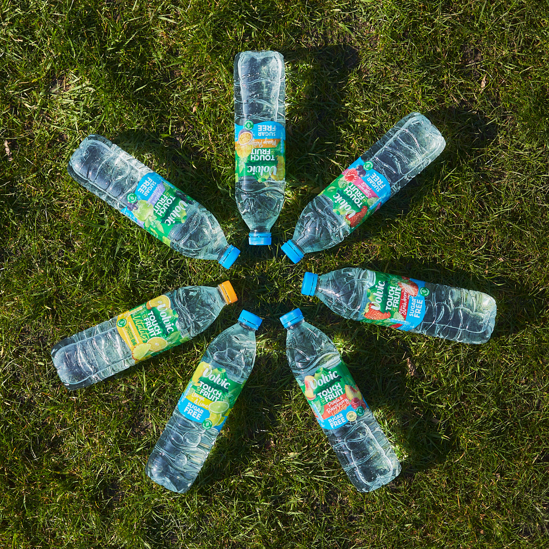 volvic_uk's tweet photo. The sun is shining and Spring is in full swing ☀️ Pick up your Volvic water and take a stroll to the park! https://t.co/rkZxRJTdPS