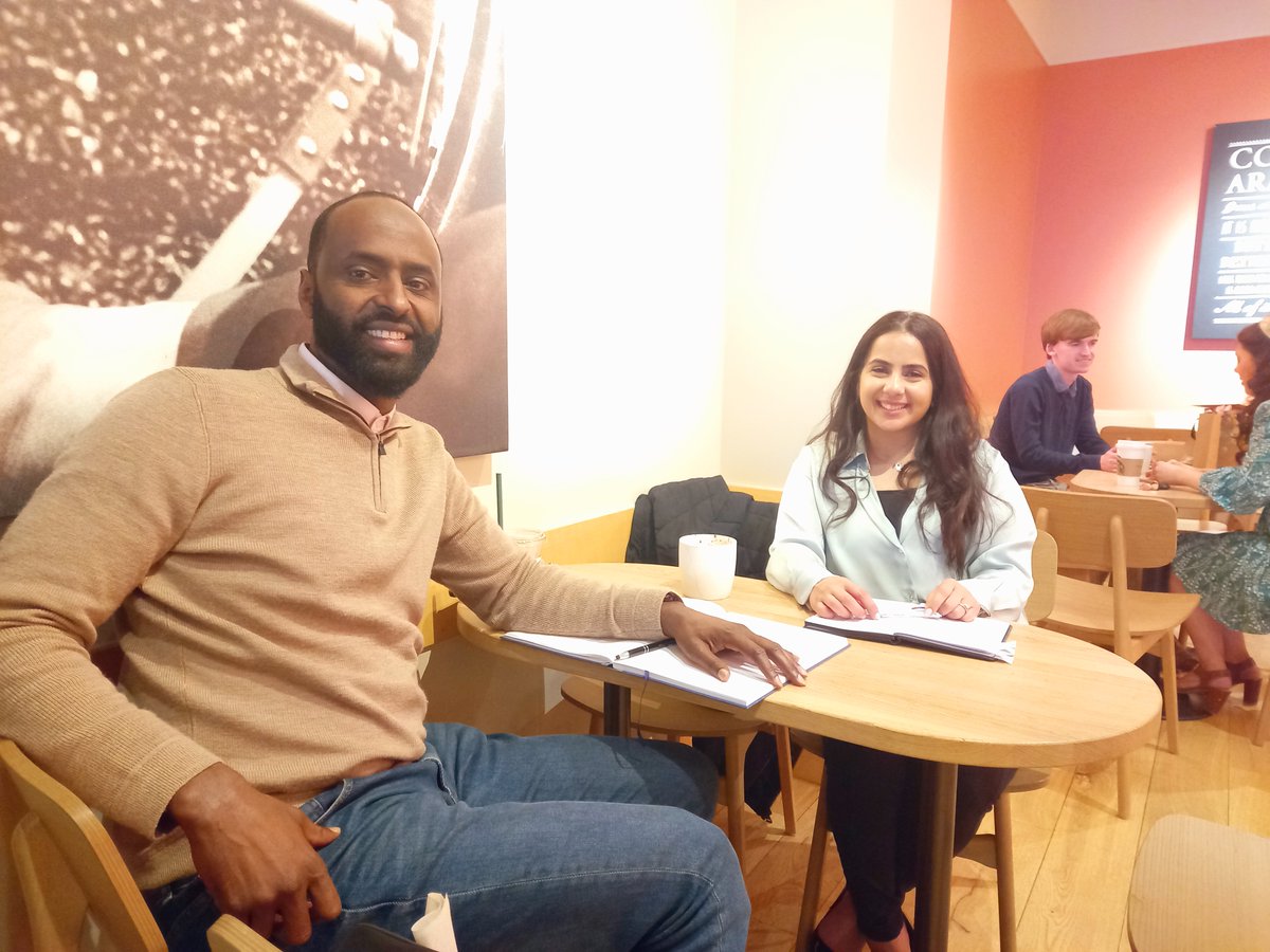 Here's our Programme Manager, <a href="/Abdi_Segulle/">Abdi Segulle</a> having a 1-1 with participant, @Re55931508. Reham said she is loving the programme and has learnt so much.  She's looking forward to completing the programme and being board ready! We can't wait either, Reham!