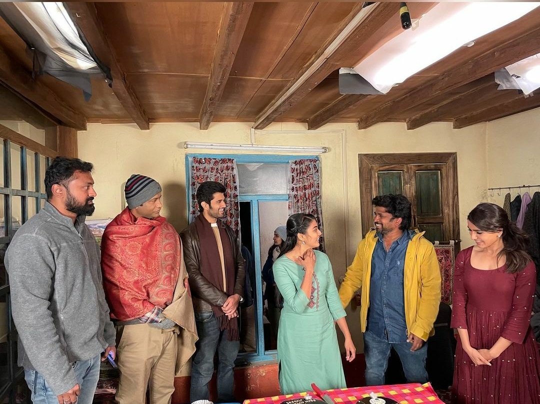 rajeshreddyega's tweet photo. Team #Kushi celebrated actress #Sharanya birthday on the sets.
@TheDeverakonda #VijayDeverakonda
@Samanthaprabhu2 @ShivaNirvana
@vennelakishore @MythriOfficial
#KushiFirstLook #vd11firstlook #vd11 https://t.co/ENLO2I3QRw