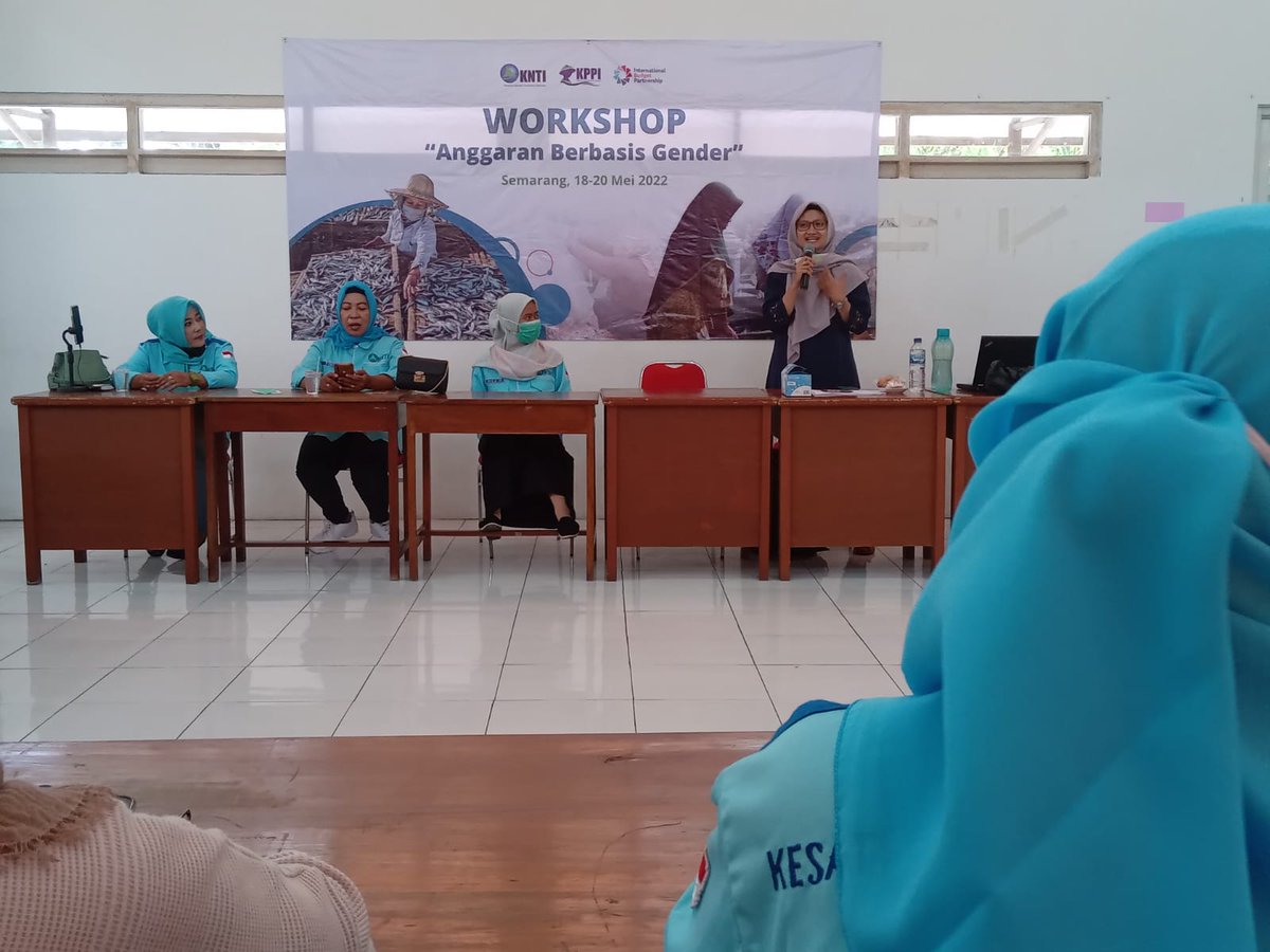 DPPKNTI's tweet photo. Pembukaan kegiatan "Workshop Anggaran Berbasis Gender" yang akan berlangsung dari 18-20 Mei 2022.
#KPPI #KNTI #Anggaran #Gender #Perempuan #Pesisir https://t.co/D3ELz9ztb3