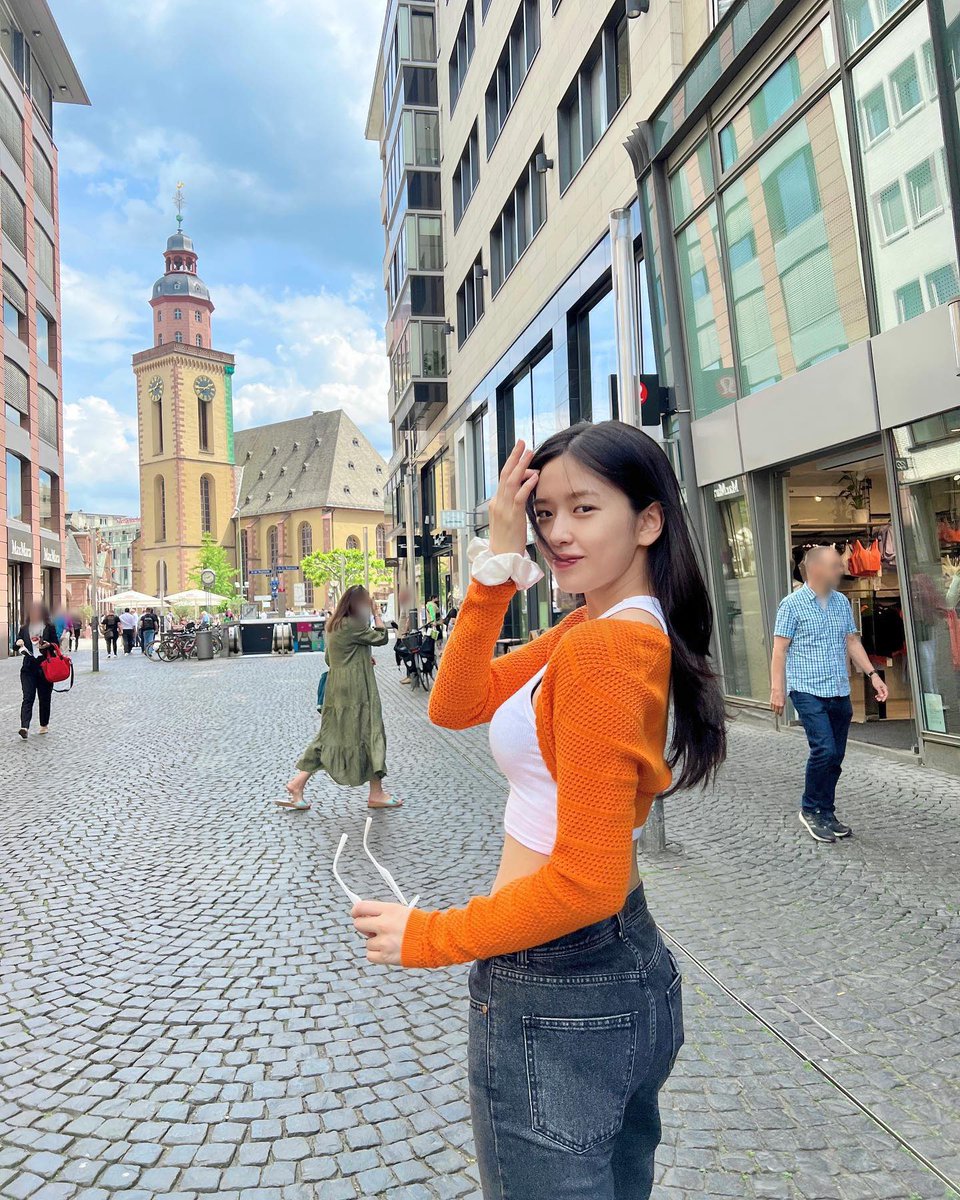 a beaming day in frankfurt with a vivid splash of orange hue, complemented by the smile as warm as the summertime sky. ain’t she the perfect summer date that everyone desires to have?