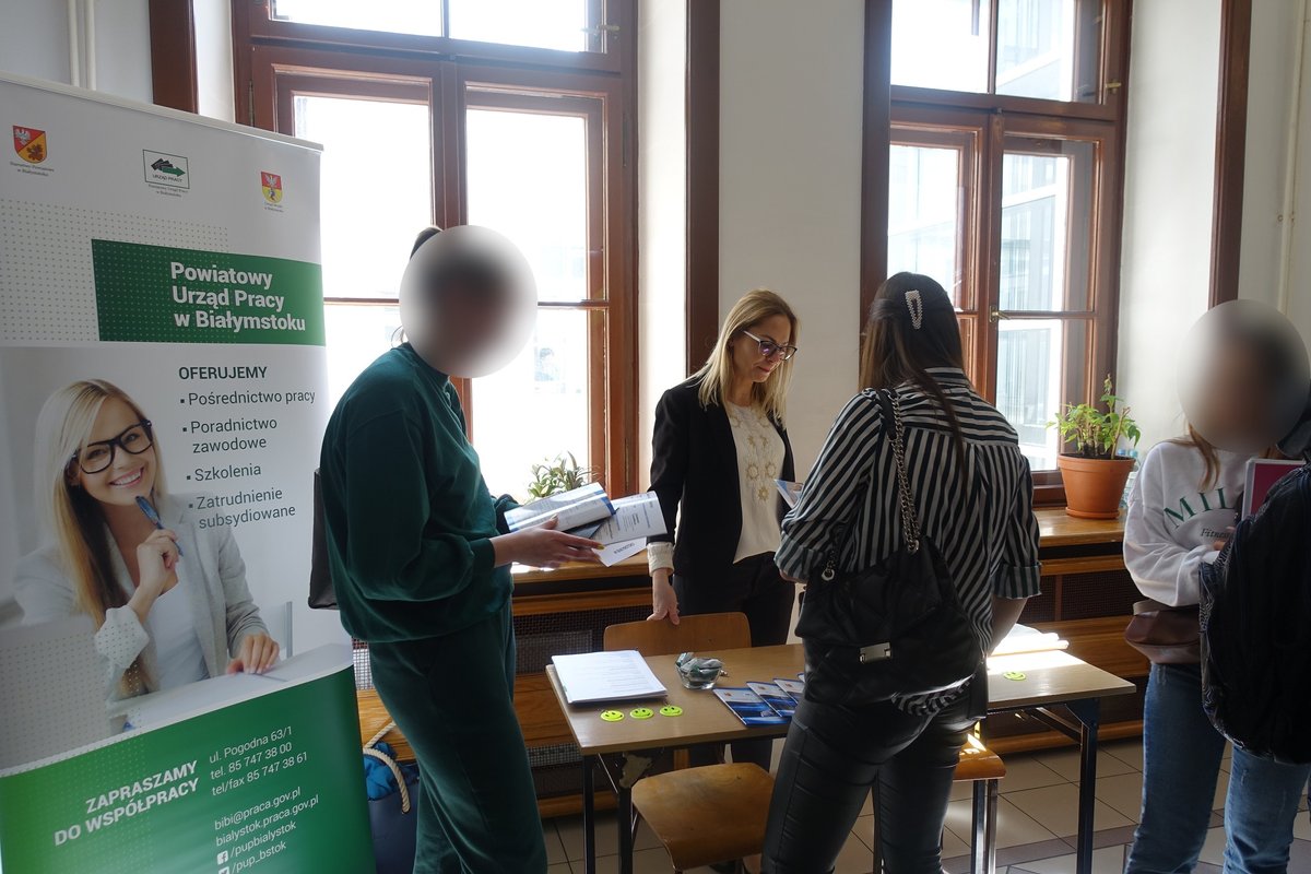 PUP_Bstok's tweet photo. W dniu 17.05.2022 r. nasi pracownicy wzięli udział w Targach Pracy i Praktyk, zorganizowanych przez Biuro Karier Uniwersytetu w Białymstoku, na Wydziale Ekonomii i Finansów UwB.
Więcej informacji: https://t.co/W0t9M4ewLn https://t.co/ux825kOFf8