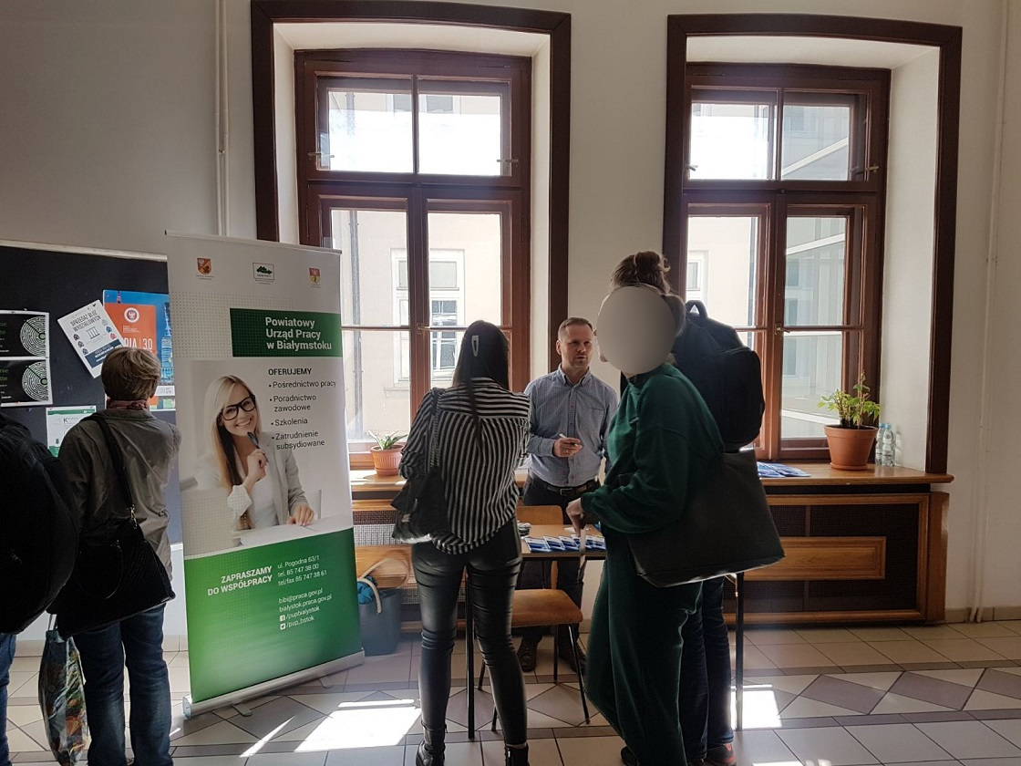 PUP_Bstok's tweet photo. W dniu 17.05.2022 r. nasi pracownicy wzięli udział w Targach Pracy i Praktyk, zorganizowanych przez Biuro Karier Uniwersytetu w Białymstoku, na Wydziale Ekonomii i Finansów UwB.
Więcej informacji: https://t.co/W0t9M4ewLn https://t.co/ux825kOFf8