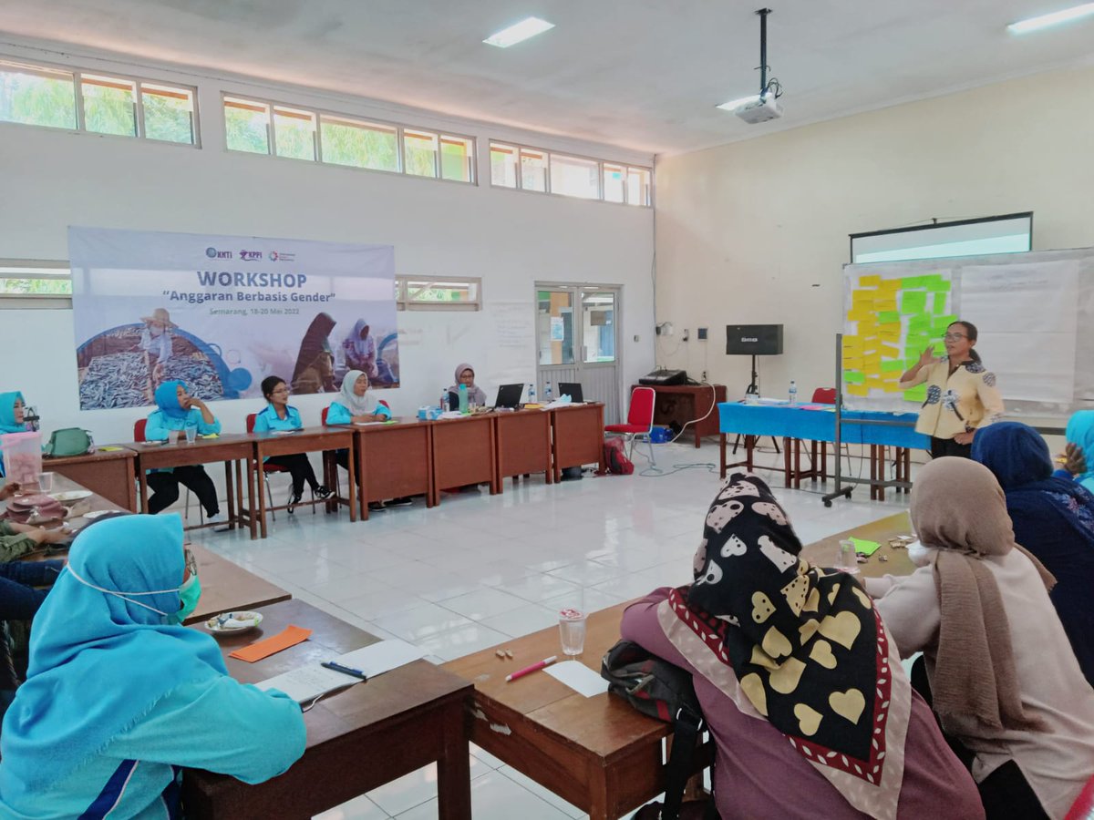 DPPKNTI's tweet photo. Kegiatan dilaksankan di BLK Semarang 2, dihadiri oleh perwakilan Kesatuan Perempuan Pesisir Indonesia (KPPI) dari Kota Semarang, Pekalongan, Demak serta Kabupaten Pemalang.
#KPPI #KNTI #Anggaran #Gender #Perempuan #Pesisir https://t.co/Sg2XJuRrMb
