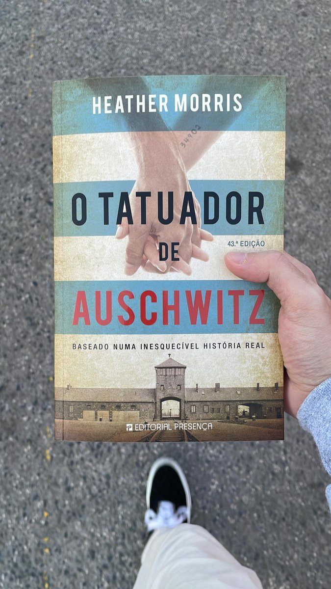 Estou a vender este Livro, está NOVO foi comprado por engano.
Alguma cena dm!