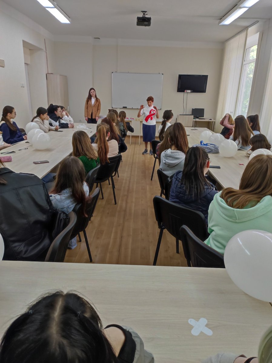 PlamadealasS's tweet photo. The youth was targeted on both banks of Nistru of #Moldova by the #HIV #JustTest campaign. 

#HIV testing is available in health clinics, youth-friendly health centers, NGOs, and pharmacies. 
The campaign is run within the #OneUNProgramOnHumanRights with the support of Sweden https://t.co/yYj7fN5qGC