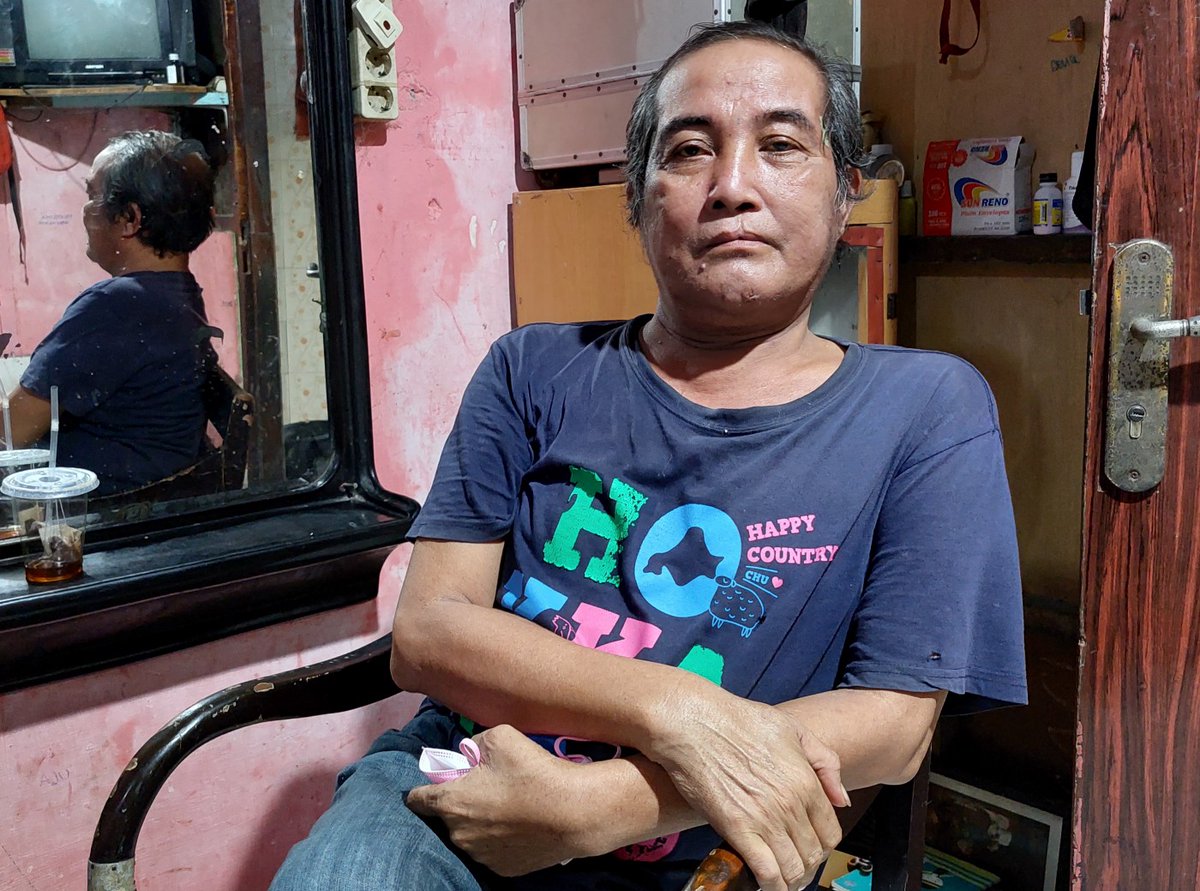 Pd usia 16 th, Lina nekat mangkal ke jalan di Pontianak. Sbg waria, ia merasa "pangkalan" adl dunianya. Ia sdh melanglang buana hingga ke perbatasan Malaysia sbg pekerja seks sebelum menetap di Jkt.

Kini, di usia 62 th, ia msh menggeluti profesi yg sama sbg lansia pekerja seks.