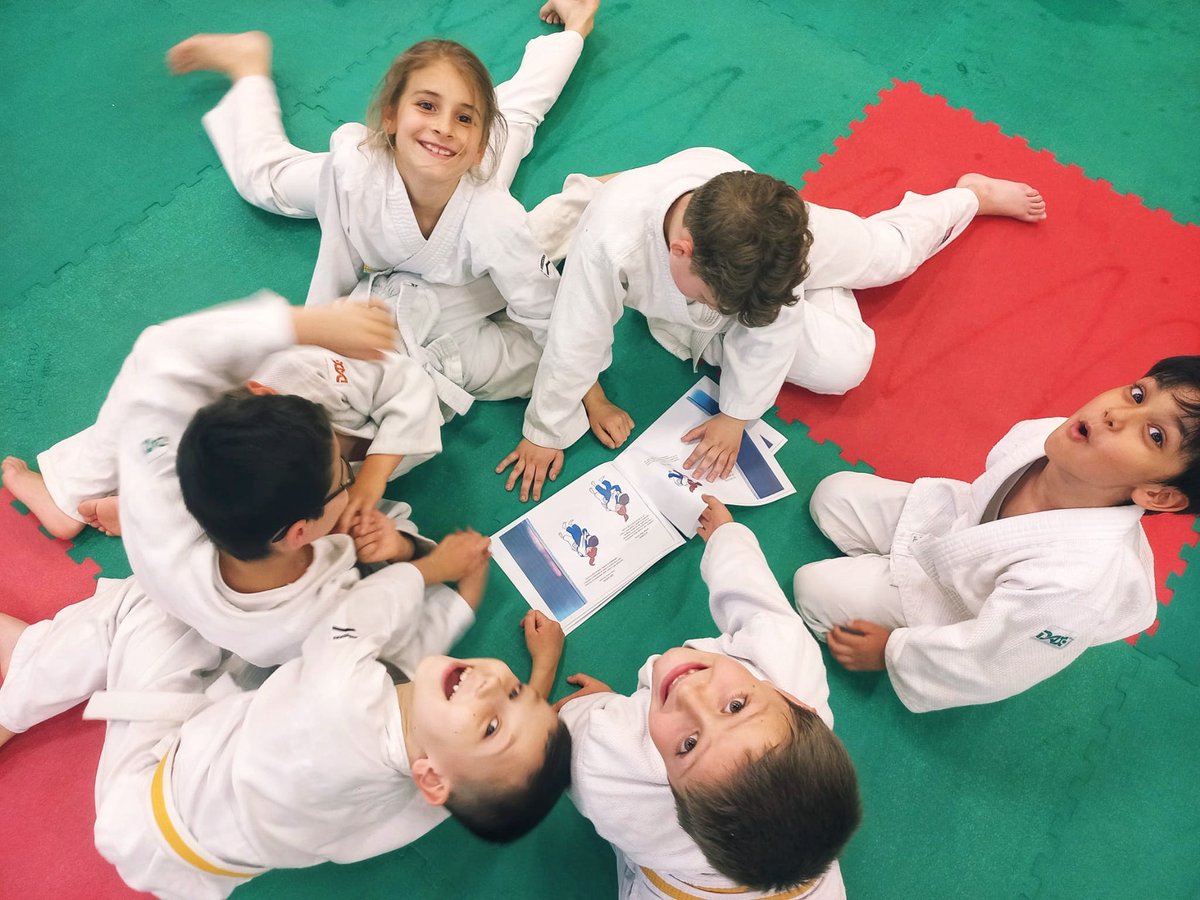 KenotaniTs's tweet photo. Ripasso collegiale in vista dei prossimi esami di cintura
#judo #judotalk #fvglive #comuneditrieste #sport #Trieste #Triestesport #judoclubkenotanitrieste #ijf #fijlkam #fijlkamjudo #fijlkamfvg #friuliveneziagiulia #judoItalia #judokaitaliani https://t.co/LpxW6Dk3eu