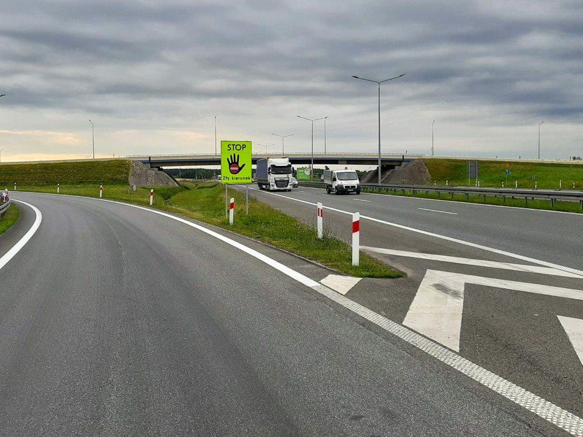 GDDKiA's tweet photo. Już 121 tablic „STOP Zły kierunek” stanęło w miejscach, gdzie mimo stosownego oznakowania i odpowiedniego układu jezdni, niektórzy kierujący pojazdami łamią przepisy i stwarzają ogromne zagrożenie jadąc pod prąd. Niebawem pojawią się też kolejne tablice.
#BezpieczniNaDrodze #BRD https://t.co/ThvyUJplAW