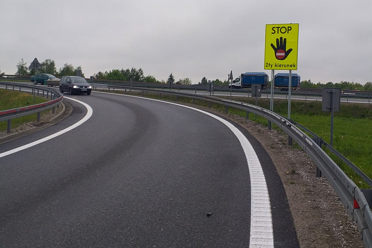 GDDKiA's tweet photo. Już 121 tablic „STOP Zły kierunek” stanęło w miejscach, gdzie mimo stosownego oznakowania i odpowiedniego układu jezdni, niektórzy kierujący pojazdami łamią przepisy i stwarzają ogromne zagrożenie jadąc pod prąd. Niebawem pojawią się też kolejne tablice.
#BezpieczniNaDrodze #BRD https://t.co/ThvyUJplAW