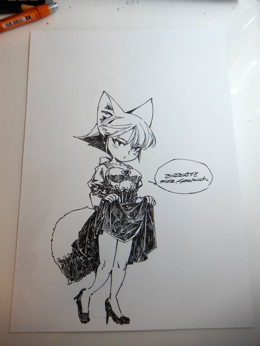 病院の待ち時間に描いた絵。前回行った時に描きかけだったのを仕上げた。今回も待ち時間が短く、背景は描けなかった。
#出先絵 #狐娘 #モノクロ