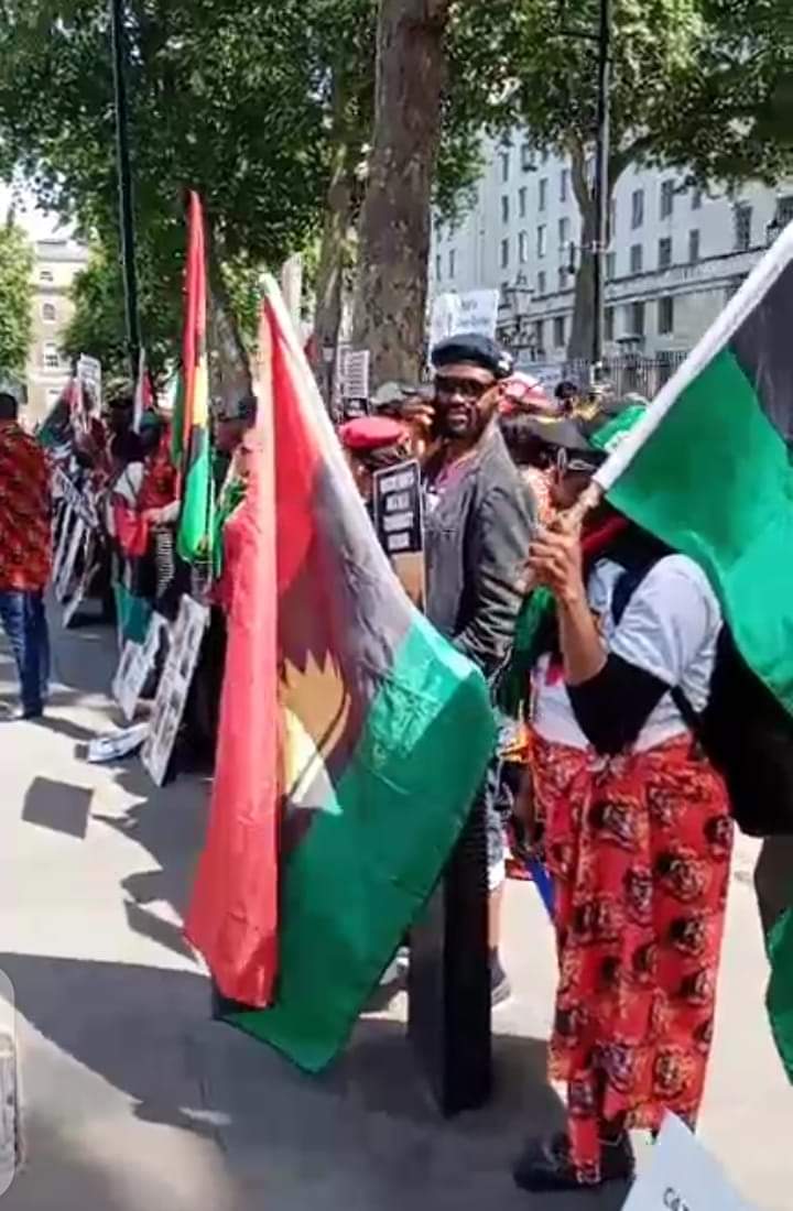 Jingo82943256's tweet photo. JUST IN!! IPOB In London Protesting At UK government Office At 10 Down Street For The Immediate Release Of Mazi Nnamdi Kanu And Other IPOB Members Held In DSS And Prison Facilities In Nigeria. 18/05/2022 https://t.co/T8dHdR5bU0