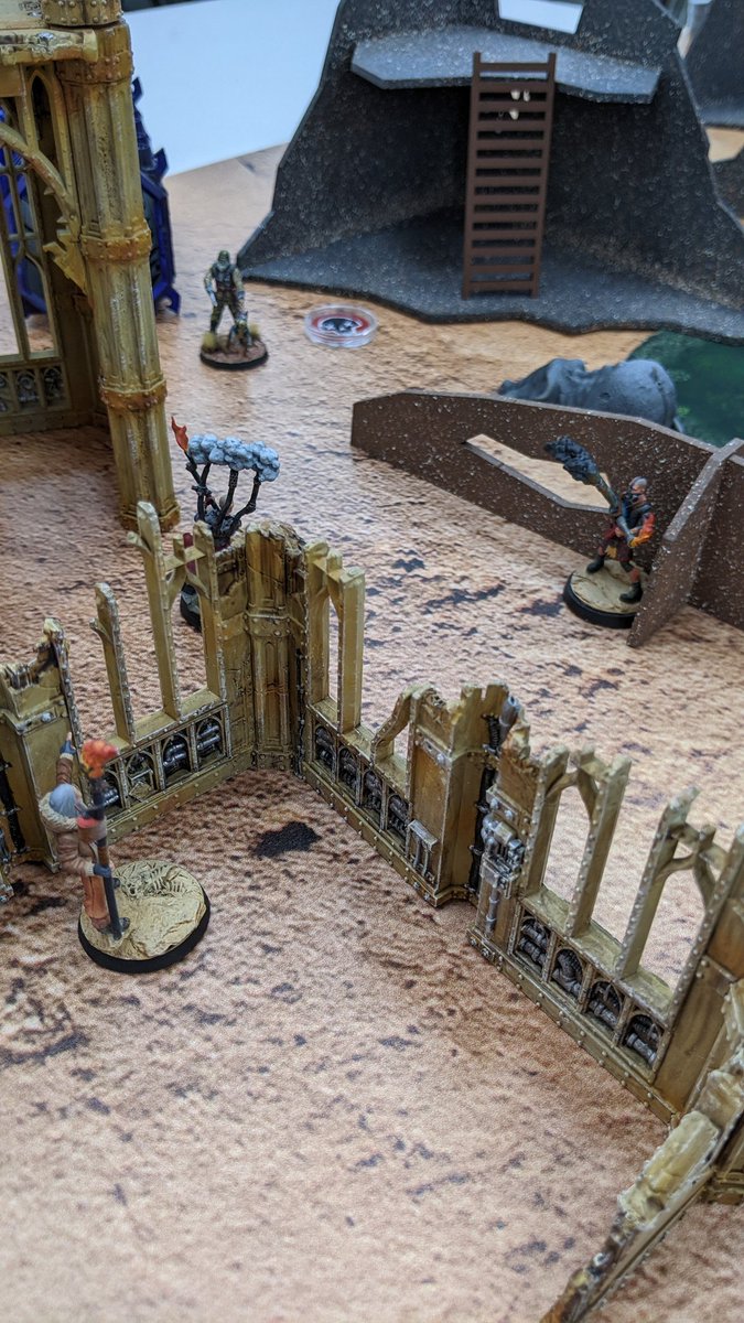 yiyembo's tweet photo. 10° jornada de la campaña de #Punkapocalyptic en @libertaliajuego Escenario para rebuscar en el ojete de #Olvifantes muertos para intentar sacar perlas. Los lanzallamas han hecho más pupita que ese jodido rifle y he podido arañar un empate en el último turno 😅 ¡Maldito #VReich! https://t.co/gaKKOi09ue