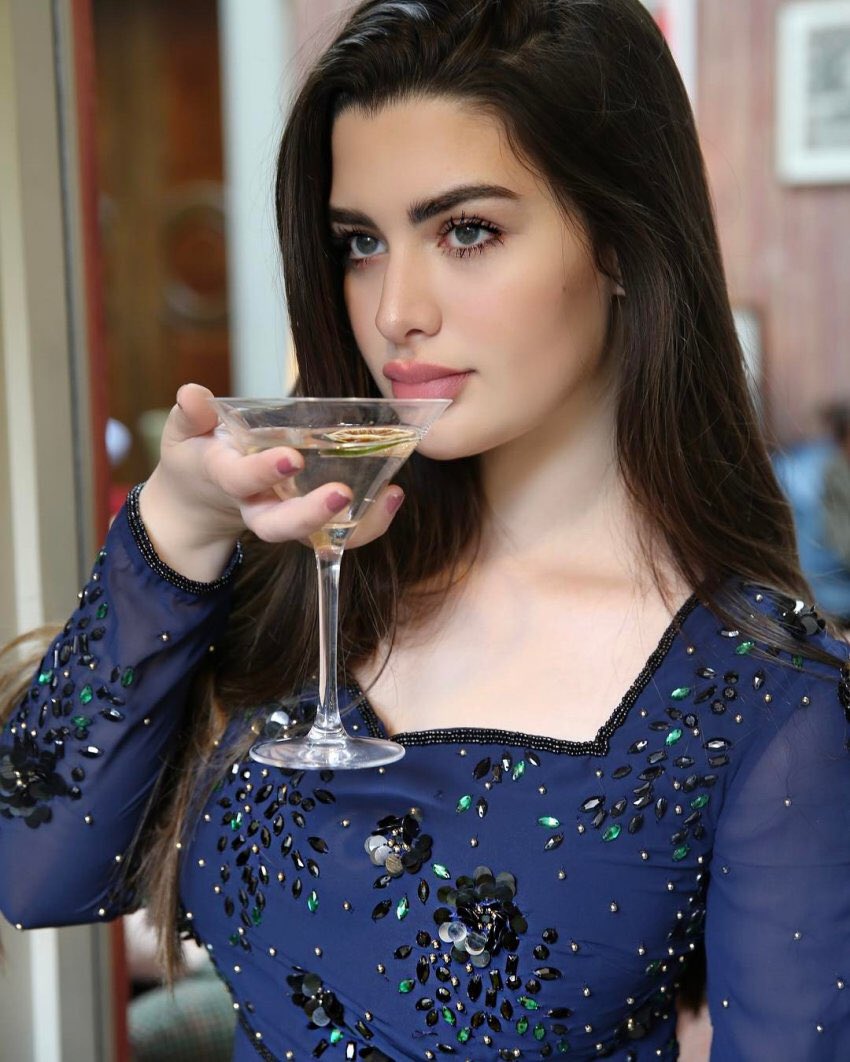 💕
.
.
.

نظرت الي بغرور 
وقالت اوصفني 

قولت 
انتي اي شيء وكل شيء 

حفيف اوراق الشجر الضوضاء والسكون 

همس الرياح رسوم السحاب والغيوم
.
.
.
#مساء_الخير
💕