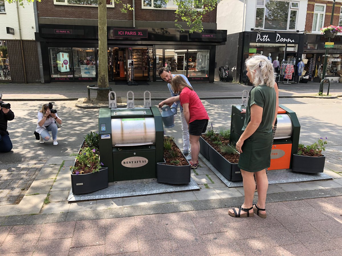 TrudevandeVen's tweet photo. Opening containertuintjes onderhoud door #GijsenBrechtje @DeGijsbrecht @Hilversum @ArnoScheepers81 @VersaJaco @GAD https://t.co/0FiD6ZPBib