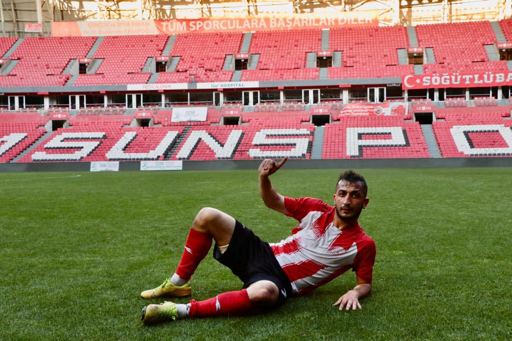 GSB Yurtları Futbol Turnuvası’nda çekilmiş bu fotoğraf. Gençler tarafından hatırlanmak ayrı güzel. Etkinlikte emeği geçenlere de çok teşekkürler. <a href="/kasapoglu/">Dr. Mehmet Kasapoğlu</a>