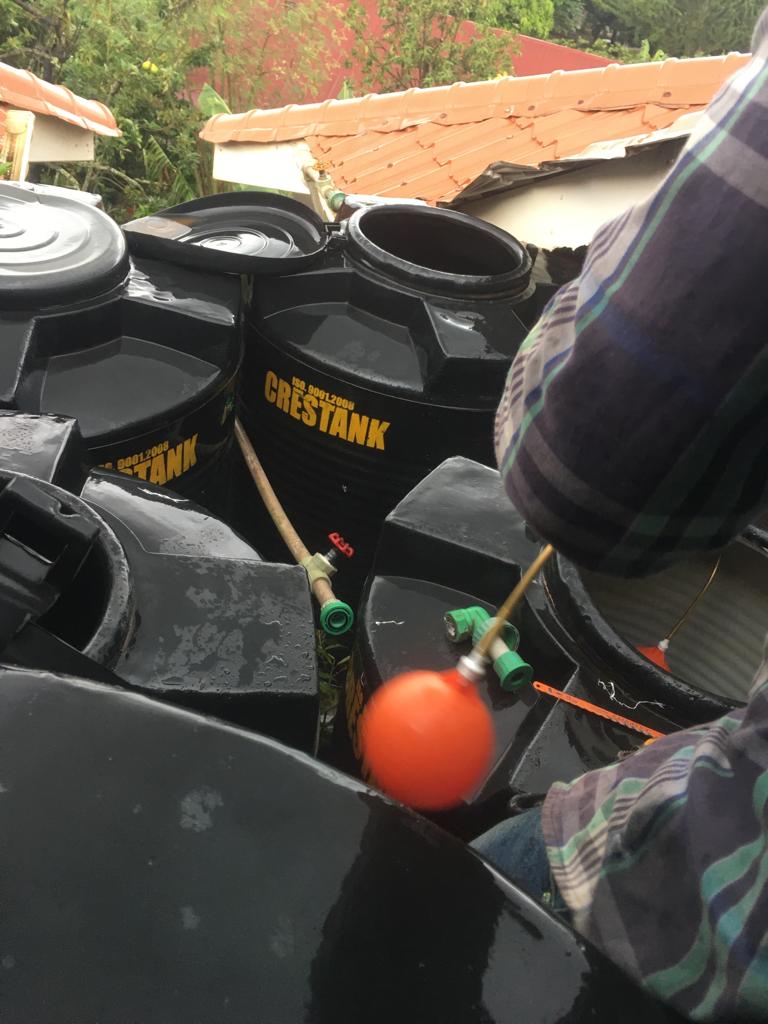 PerfectPlumbin5's tweet photo. When an overflow pipe is dripping / running with water, common cause is a problem with a float valve. Float valves are found in water tanks, toilet cisterns. This device controls water level. For over flow issues Call / Whatsapp Perfect Plumbing Works on 0759885813 / 0783402551 https://t.co/o2N7daGDzC