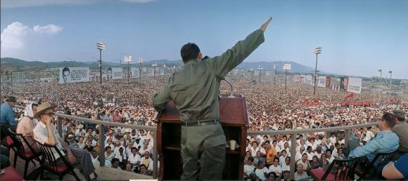 #Fidel: "Nosotros tenemos una gran confianza en los campesinos (...); sabemos de la adhesión de los campesinos a la #Revolución, la lealtad de los campesinos a la Revolución. Y esa misma actitud es la que tendrá siempre la Revolución con los campesinos”. 18/5/1967