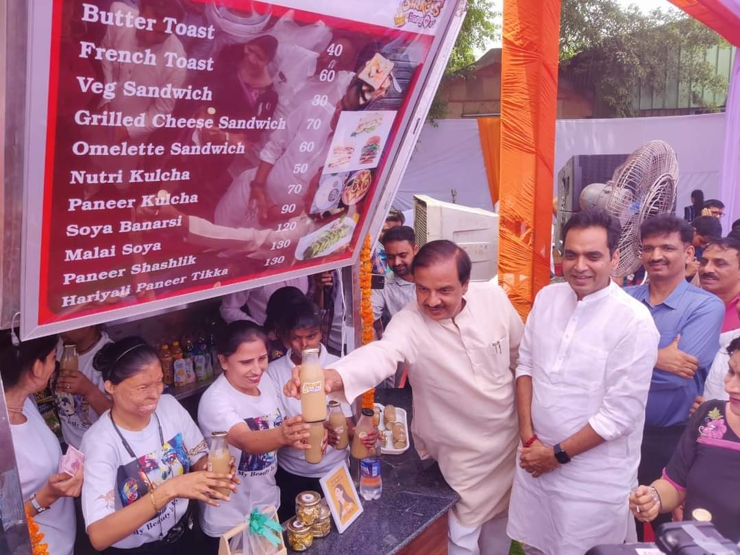 BJP4NoidaMN's tweet image. आदरणीय सांसद @dr_maheshsharma जी,विधायक श्री @PankajSinghBJP जी ने नोएडा स्टेडियम सेक्टर 21A में प्राधिकरण के तत्वाधान में &apos;छाँव फाउन्डेशन&apos; की सहयोग से एसिड अटैक सरवाईवर्स द्वारा संचालित ‘कैफ़े शेरोज हैंगआउट’ के क्योस्क का उद्घाटन किया |
#Noidadevelopment #acidattacksurvivors