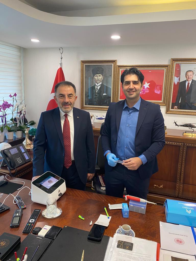 biogenztr's tweet photo. T.C. Çalışma ve Sosyal Güvenlik Bakan Yardımcımız Sayın Opr. Dr. Ertuğrul SOYSAL @drsoysal beyi makamında ziyaret edip, %100 yerli ve milli olarak geliştirdiğimiz dünyada bir ilk olan ELISA-on-chip tabanlı GENZPRO POC Test Platformumuzu tanıttık.
#GenzBio #GENZPRO https://t.co/gdL2NJckoF