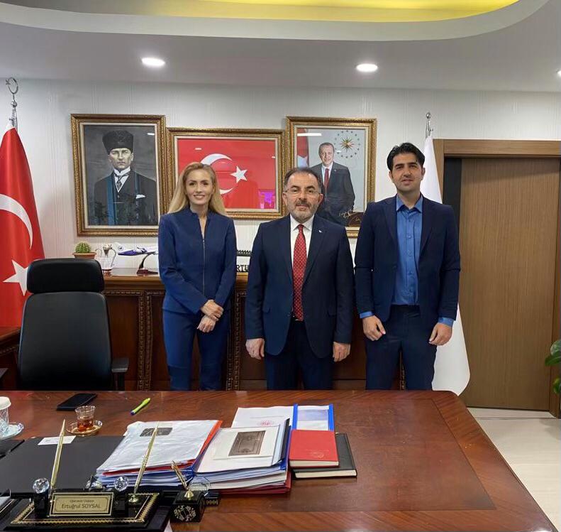 biogenztr's tweet photo. T.C. Çalışma ve Sosyal Güvenlik Bakan Yardımcımız Sayın Opr. Dr. Ertuğrul SOYSAL @drsoysal beyi makamında ziyaret edip, %100 yerli ve milli olarak geliştirdiğimiz dünyada bir ilk olan ELISA-on-chip tabanlı GENZPRO POC Test Platformumuzu tanıttık.
#GenzBio #GENZPRO https://t.co/gdL2NJckoF