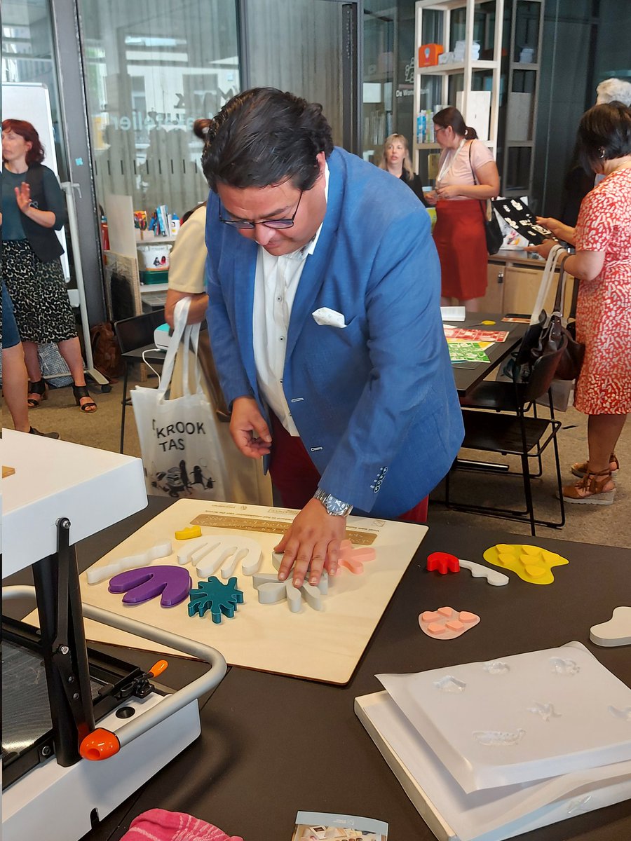 Van_Damme_Sara's tweet photo. Schepen @SamiSouguir opent officieel het #Maakatelier in @bibdekrook, met mooie woorden over het belang om mensen digitaal op weg te helpen! Kom zelf nieuwe maaktechnologie ontdekken. Gratis en met begeleiding, dus ook voor starters. https://t.co/rbu38owlMV #makers #Einclusie https://t.co/aXFUvKnaCW