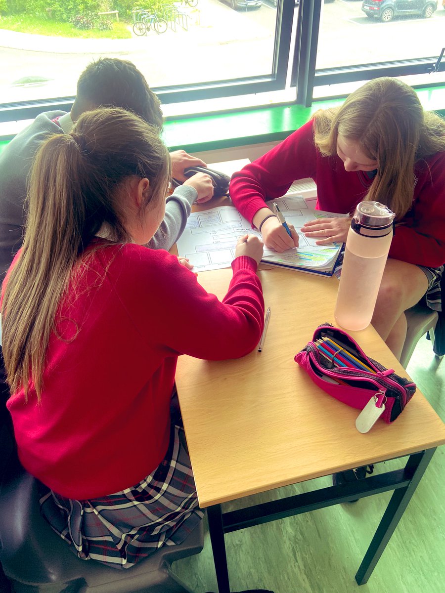 CheallaighMs's tweet photo. Ag obair go dian sa rang inniu! Rinne bliain 3 pleananna iontacha! @ClaregalwayColl @jctGaeilge https://t.co/BNk2u7ldFA