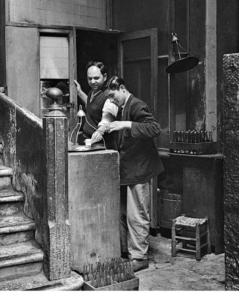 onderkayaistan1's tweet photo. Bir iş hanının çay ocağı. 1950ler https://t.co/FcqFvh7YFd