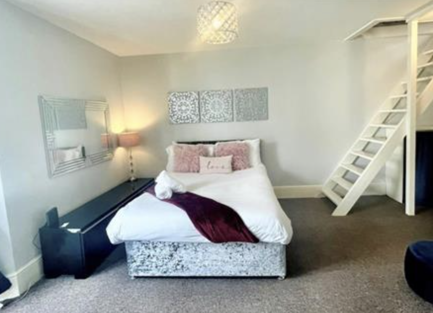 KhalilInfo's tweet photo. Large Studio flat (available furnished) with a mezzanine area, Farm Road #Hove close to Palmeria Square and shops. Kitchen with appliances (free standing cooker, fridge and washing machine). £500 p/week. Avail. 28th May. 

Rent includes gas, water, electric, WiFi and council tax https://t.co/vsdZ03o14u