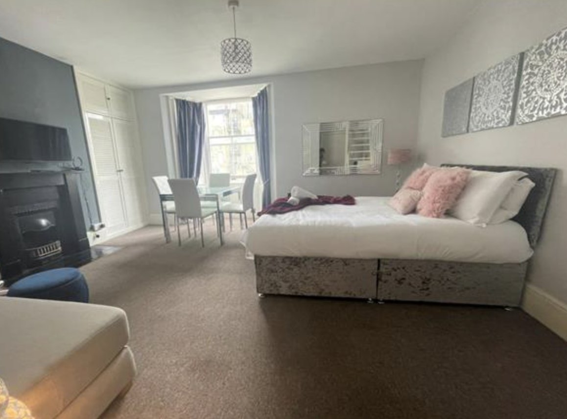 KhalilInfo's tweet photo. Large Studio flat (available furnished) with a mezzanine area, Farm Road #Hove close to Palmeria Square and shops. Kitchen with appliances (free standing cooker, fridge and washing machine). £500 p/week. Avail. 28th May. 

Rent includes gas, water, electric, WiFi and council tax https://t.co/vsdZ03o14u