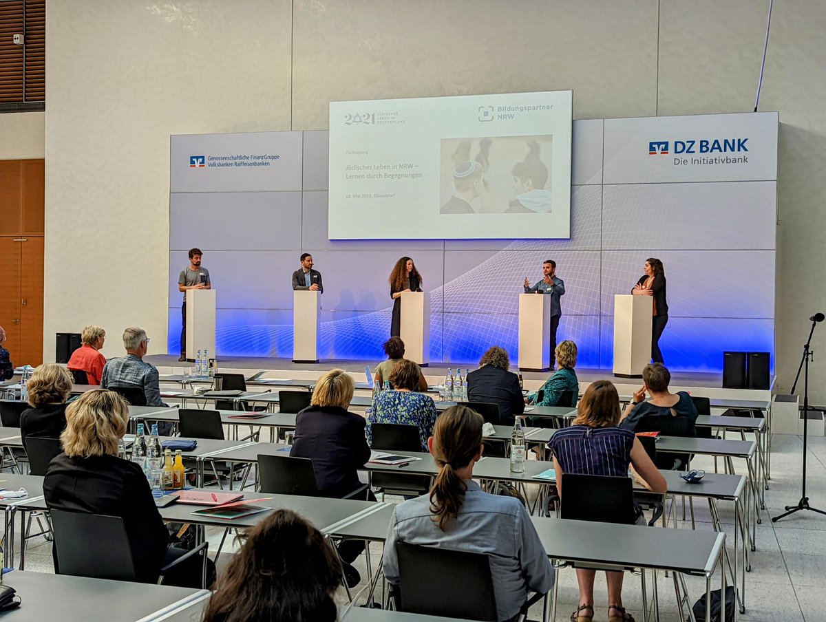 Der Fachtag "Jüdisches Leben in NRW - Lernen durch Begegnungen" von <a href="/2021JLID/">2021JLID</a> &amp; <a href="/bipa_nrw/">Bildungspartner NRW</a> ist in vollem Gange.U.a. mit wichtigen Beträgen von #meetajew &amp; #BildungInWiderspruch. 

<a href="/SylviaLoehrmann/">Sylvia Löhrmann</a> <a href="/AndreiKovacs_/">Andrei Kovacs 🎗</a> <a href="/ZentralratJuden/">Zentralrat der Juden in Deutschland</a> @lvr_aktuell <a href="/lwl_aktuell/">Landschaftsverband Westfalen-Lippe (LWL)</a> <a href="/MSchlafstein/">Marat Schlafstein</a>