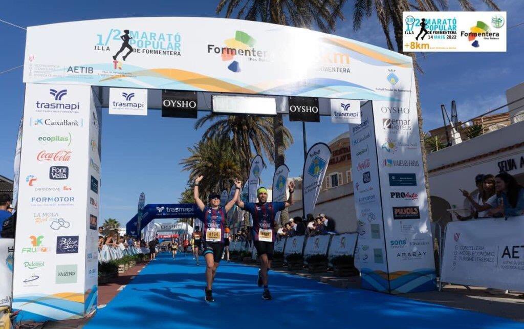 RanningClub's tweet photo. ¡Cómo luce juntar el running con el buen tiempo! Más aún si esto ocurre en un paraíso como Formentera 🏝☀️ Así de felices lucieron nuestros colores Maria y Javi al cruzar la línea de meta su media maratón 👏🏻. ¡No es para menos!♥️💙🐸
#SoyRanner #mediamaratonformentera https://t.co/38pFMbDXLA