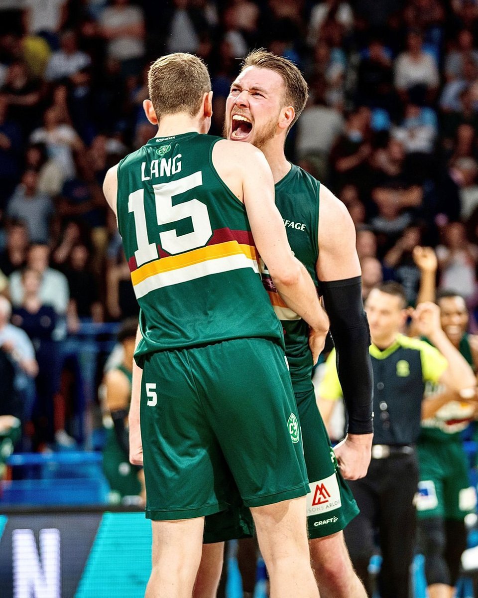 Craftsportsfr's tweet photo. Quand tu réalises que la saison régulière est finie et que les playoffs arrivent avec le public de Beaublanc qui n'attend que ça. 🔥📣
💚 @limogescsp
📸 Antoine Campa https://t.co/6ZiQ1rL8BO