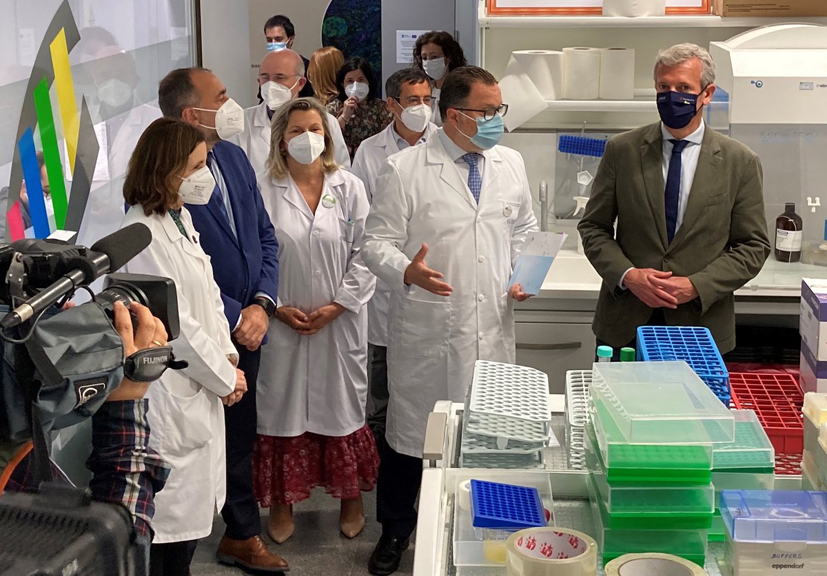 idis_research's tweet photo. El investigador del #idis Federico Martinón guió esta mañana al presidente de la @Xunta @AlfonsoRuedaGal y al titular de la consellería de @SanidadeXunta Julio García Comesaña en la visita al laboratorio del grupo de investigación #GenVip https://t.co/ZiV8DJiicO